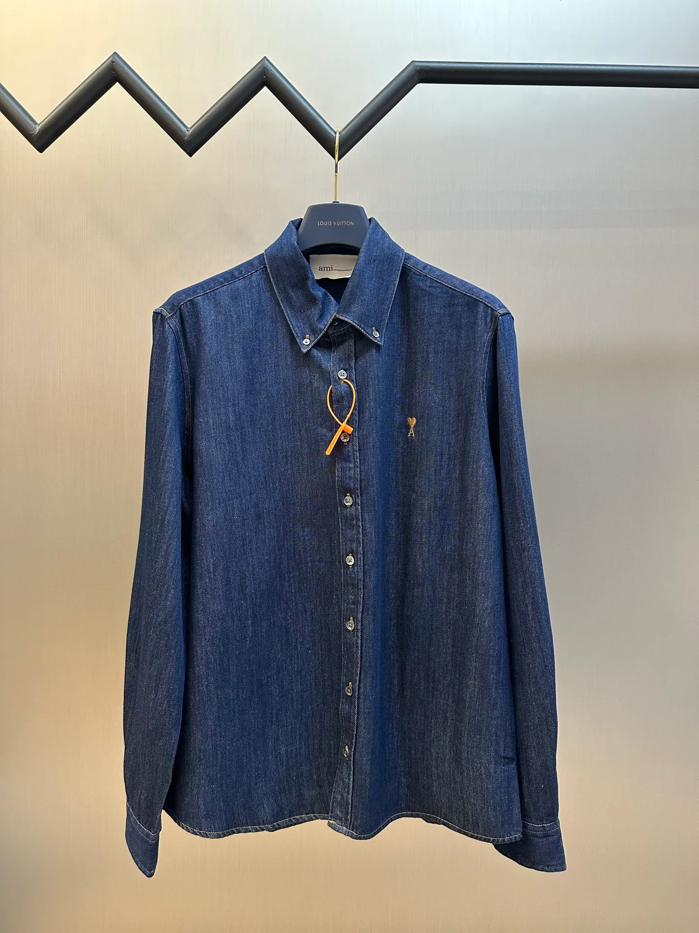 Ami Paris embroidered denim shirt is made of custom-made fermented denim material, with a deep twilight blue as the background color. It is pure and rich, with a golden brown heart on the chest. It is small but eye-catching, injecting agility and elegance into the tough denim. Using imported machine embroidery technology, advanced computer control systems and precision mechanical components, Ami love embroidery operations are realized. Using fried sand hand-rubbing technology, the surface of the denim material will be naturally faded and worn by processing on the sand-fried sand machine. Then, special tools are used to physically damage the surface of the denim material by hand, maintaining the original texture and details while increasing its uniqueness. Stir-fried snowballs, fried salt, specially prepare the corresponding solution, add a certain amount of dye, soak the denim material in it to absorb the solvent, and then scrub and dry it to further fade and oxidize it. size：s m l xl